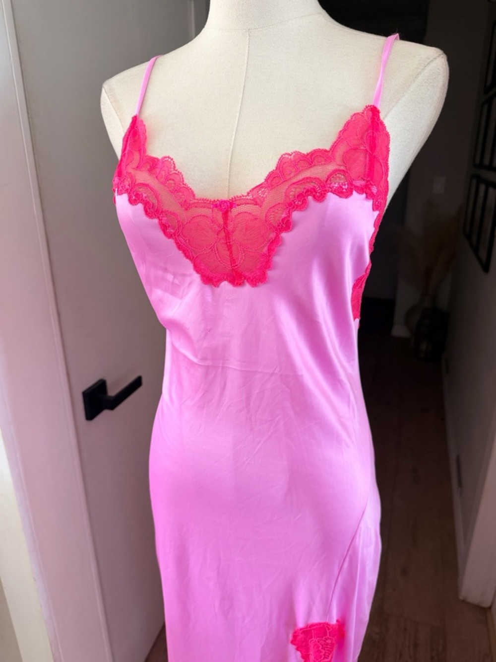 SKIMS Woven Shine Lace Maxi Dress in Neon Orchid Sz S NEW - Picture 3 of 7